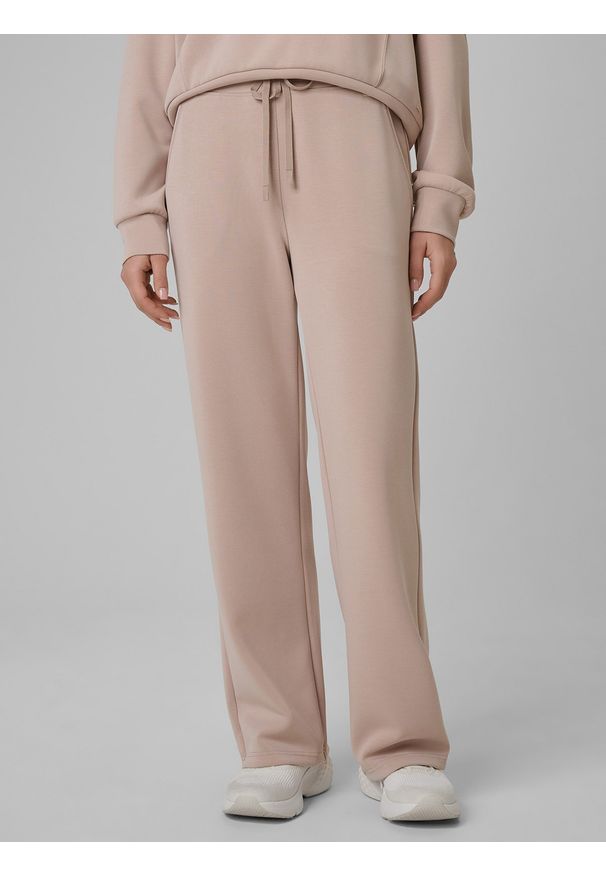 4f - 4F Spodnie dresowe z modalem damskie - beżowe L. Stan: podwyższony. Kolor: beżowy. Materiał: dresówka. Długość: do kostek. Wzór: gładki