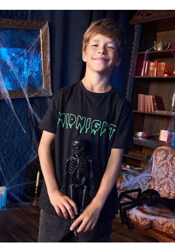 Sinsay - Świecąca w ciemności koszulka z napisem - czarny. Kolor: czarny. Wzór: napisy