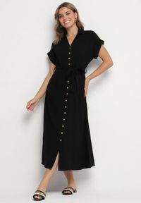 Born2be - Czarna Sukienka z Bawełny o Koszulowym Kroju z Wiązanym Paskiem Elanitiela. Okazja: na co dzień. Kolor: czarny. Materiał: bawełna. Długość rękawa: krótki rękaw. Typ sukienki: koszulowe. Styl: casual, elegancki #1
