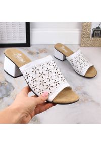 Skórzane klapki damskie na obcasie ażurowe białe Rieker 64681-80. Kolor: biały. Materiał: skóra. Wzór: ażurowy. Obcas: na obcasie. Wysokość obcasa: średni #1