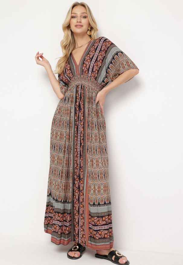 Born2be - Brązowa Boho Sukienka z Szerokimi Rękawami z Gumką w Pasie i Wiązaniem na Plecach Piomina. Typ kołnierza: choker, dekolt w kształcie V. Kolor: brązowy. Wzór: aplikacja. Styl: boho