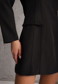 Renee - Czarna Trapezowa Sukienka VICES o Eleganckim Kroju Zdobionym Imitacją Kieszeni Agats. Kolor: czarny. Wzór: aplikacja. Typ sukienki: trapezowe. Styl: elegancki #8