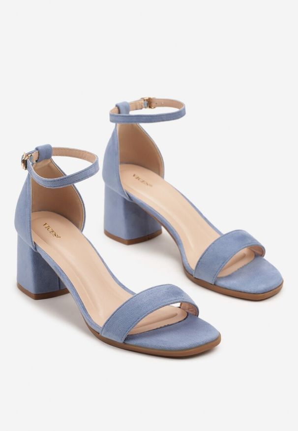Born2be - Niebieskie Sandały Vices na Obcasie w Klasycznym Stylu Sarmeira. Okazja: na co dzień. Zapięcie: sprzączka. Kolor: niebieski. Materiał: jeans. Wzór: kwiaty. Obcas: na obcasie. Styl: klasyczny. Wysokość obcasa: średni