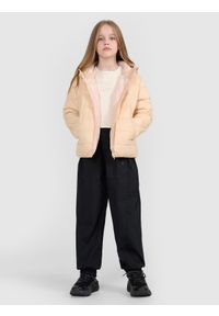 4f - 4F Kurtka puchowa z wypełnieniem syntetycznym dziewczęca - beżowa 122 (6-7 lat). Okazja: na co dzień. Typ kołnierza: kaptur, kołnierzyk stójkowy. Kolor: beżowy. Materiał: puch, syntetyk. Długość: długie. Sezon: lato. Styl: sportowy, klasyczny, elegancki, casual #2
