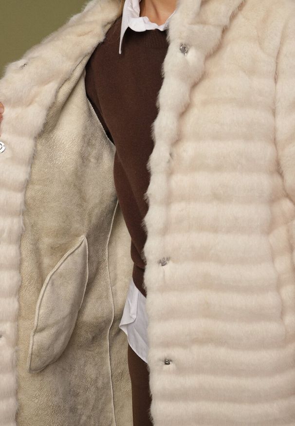 Born2be - Beżowy Futrzany Płaszcz w Pikowany Wzór z Kapturem Esarra. Okazja: na spacer, na co dzień, na spotkanie biznesowe, do pracy. Typ kołnierza: kaptur. Kolor: beżowy. Materiał: futro. Długość: długie. Styl: casual, biznesowy, elegancki