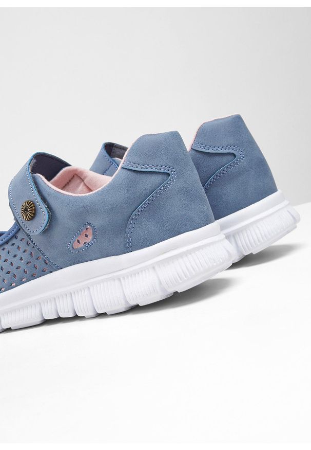 bonprix - Baleriny w stylu Mary Jane. Zapięcie: pasek. Kolor: niebieski. Wzór: ażurowy