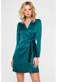 Sukienki.shop - Sukienka satynowa kopertowa mini z wiązaniem w talii zielona. Okazja: na ślub cywilny, na wesele, na imprezę. Kolor: zielony, czerwony. Materiał: satyna. Długość rękawa: długi rękaw. Typ sukienki: kopertowe. Styl: wizytowy. Długość: mini #4