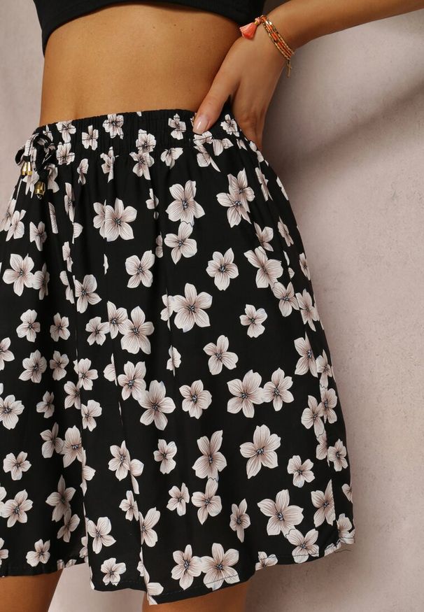 Renee - Czarne Szorty Dolidze. Stan: podwyższony. Kolor: czarny. Materiał: wiskoza, tkanina. Wzór: kwiaty