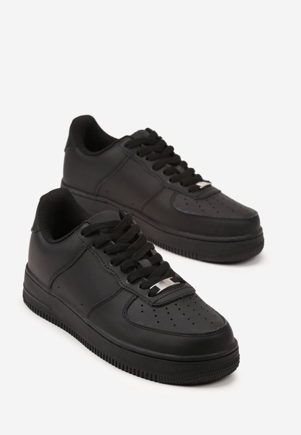 Born2be - Czarne Skórzane Sneakersy Ozdobione Perforacją Rilurea. Okazja: na co dzień. Kolor: czarny. Materiał: skóra. Wzór: aplikacja