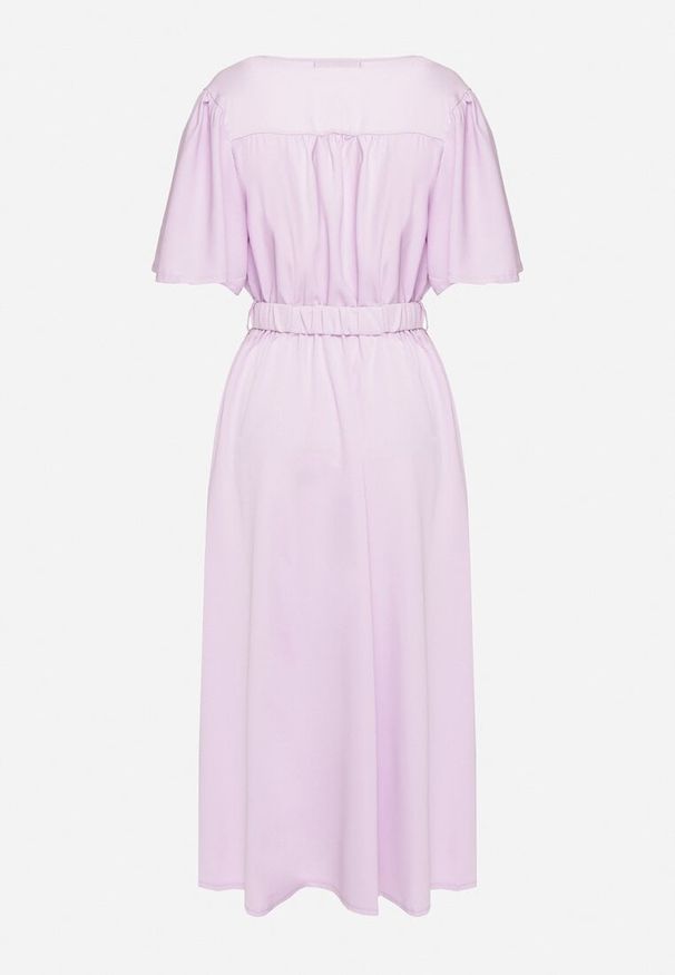 Born2be - Jasnofioletowa Kopertowa Sukienka z Bawełną i Materiałowym Paskiem Ozdobionym Klamrą Besvia. Okazja: na co dzień. Typ kołnierza: dekolt w kształcie V. Kolor: fioletowy. Materiał: bawełna, materiał. Długość rękawa: krótki rękaw. Wzór: aplikacja. Typ sukienki: kopertowe. Styl: casual, elegancki