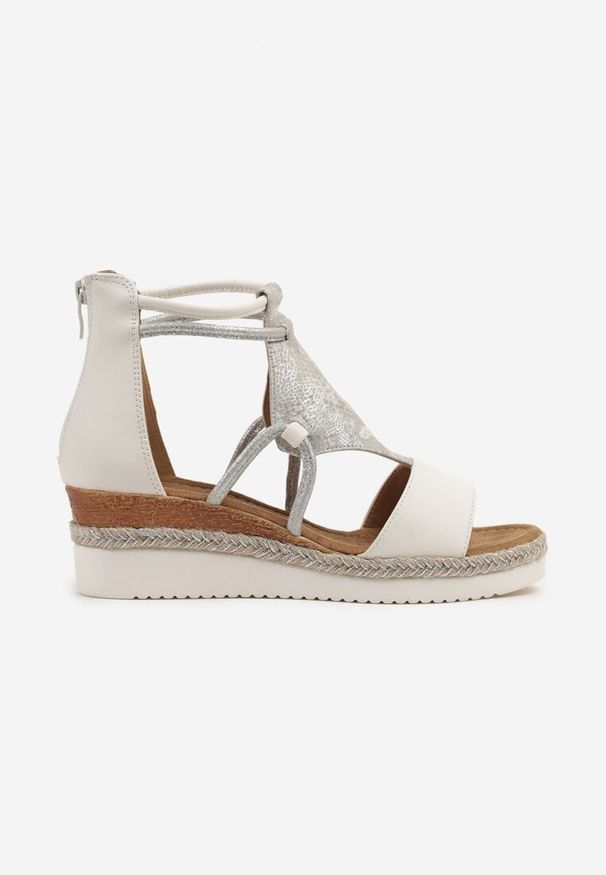 Born2be - Białe Sandały na Koturnie z Plecionką Ozdobione Metaliczną Wstawką Zevare. Okazja: na spacer. Nosek buta: otwarty. Kolor: biały. Wzór: aplikacja. Obcas: na koturnie. Styl: elegancki
