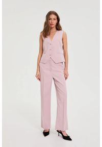 MOODO - Spodnie w delikatne paski różowe. Kolor: różowy. Materiał: poliester, wiskoza, elastan. Wzór: paski #1