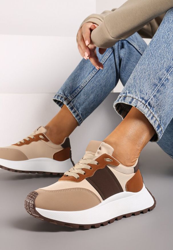 Renee - Brązowe Sneakersy przed Kostkę na Platformie z Ozdobnymi Wstawkami Benace. Wysokość cholewki: przed kostkę. Nosek buta: okrągły. Zapięcie: sznurówki. Kolor: brązowy. Materiał: materiał. Obcas: na platformie. Wysokość obcasa: niski