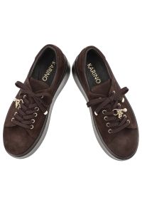 Sneakersy damskie Karino, na wysokiej platformie i skóra welurowa, czekoladowe, 5815-015-P. Okazja: na co dzień. Zapięcie: sznurówki. Kolor: brązowy. Materiał: welur, skóra. Obcas: na platformie. Styl: elegancki, casual, klasyczny #2