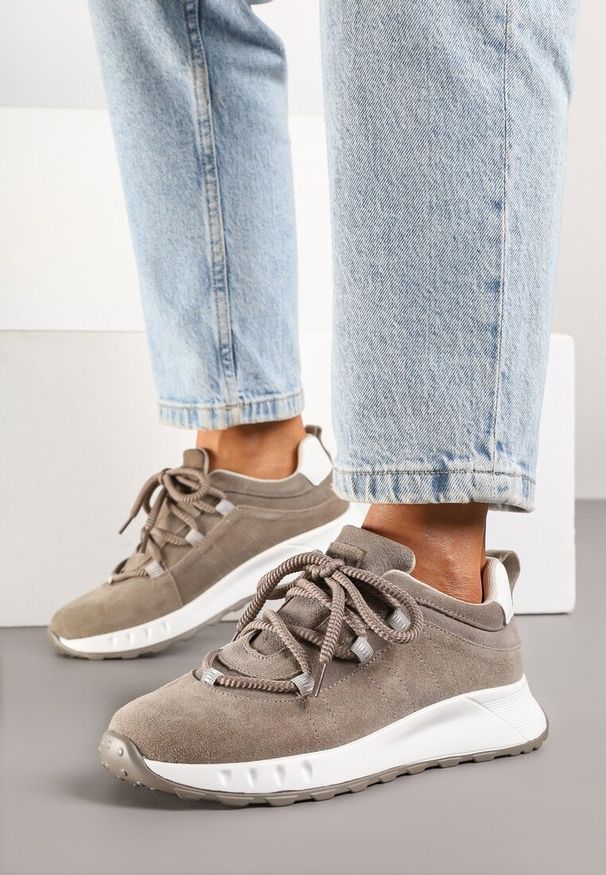 Born2be - Ciemnobeżowe Sneakersy z Naturalnego Zamszu ze Skórzaną Wkładką Dolittea. Okazja: na co dzień, na spacer. Kolor: beżowy. Materiał: zamsz, skóra. Wzór: aplikacja. Sport: turystyka piesza