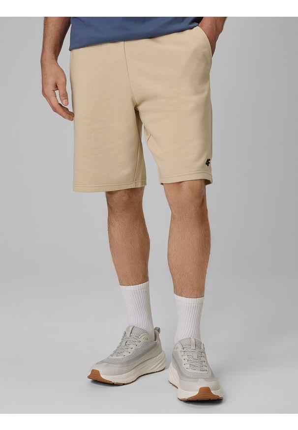 4f - 4F Spodenki dresowe męskie - beżowe S. Kolor: beżowy. Materiał: dresówka. Sport: turystyka piesza, fitness