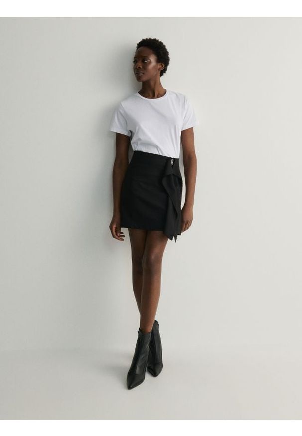 Reserved - Spódnica mini z ozdobnymi fałdami - czarny. Kolor: czarny. Materiał: tkanina, wiskoza. Wzór: gładki