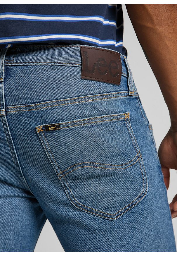 Lee - MĘSKIE SPODNIE JEANSOWE LEE DAREN ZIP FLY LIGHTUSED L707GMVU 112118149