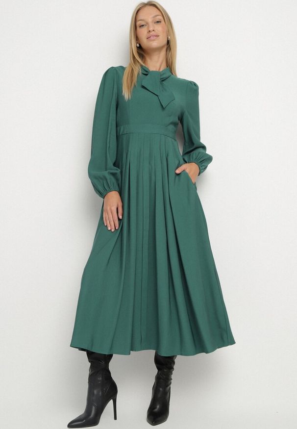 Born2be - Zielona Wiskozowa Plisowana Sukienka z Wiązaniem Asorrise. Okazja: na co dzień. Kolor: zielony. Materiał: wiskoza. Styl: casual, elegancki