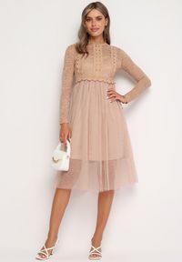 Born2be - Ciemnobeżowa Rozkloszowana Sukienka w Eleganckim Stylu Ozdobiona Koronką i Tiulem Miramelba. Kolor: beżowy. Materiał: tiul, koronka. Długość rękawa: długi rękaw. Wzór: aplikacja, koronka. Styl: elegancki #3
