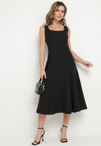 Born2be - Czarna Klasyczna Sukienka o Rozkloszowanym Kroju Delure. Okazja: na imprezę. Typ kołnierza: dekolt kwadratowy. Kolor: czarny. Wzór: aplikacja. Styl: klasyczny #5