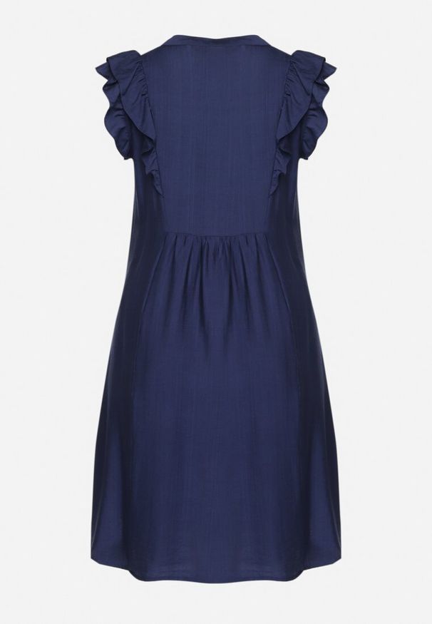 Born2be - Niebieska Sukienka Pudełkowa z Bawełną i Trójkątnym Dekoltem Ozdobiona Falbankami Vikirva. Okazja: na co dzień, na randkę. Typ kołnierza: kołnierz z falbankami. Kolekcja: plus size. Kolor: niebieski. Wzór: aplikacja. Typ sukienki: dla puszystych, proste. Materiał: bawełna. Długość rękawa: długi rękaw. Styl: casual, elegancki, klasyczny