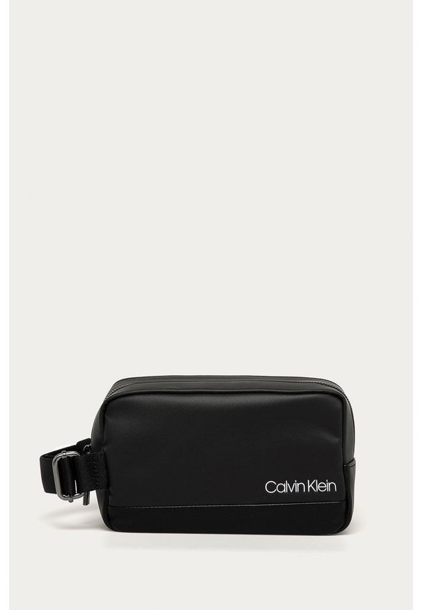 Calvin Klein - Kosmetyczka. Kolor: czarny. Materiał: skóra ekologiczna. Wzór: gładki