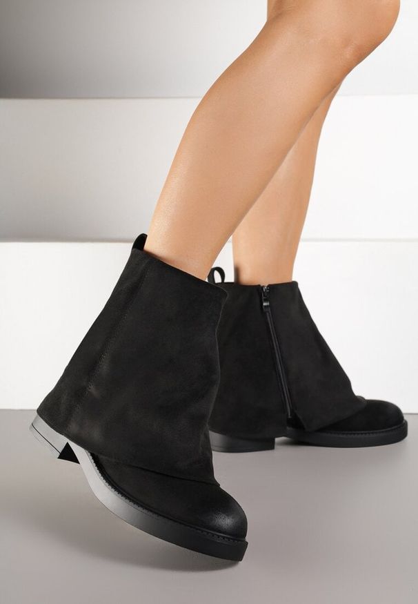 Born2be - Czarne Botki z Imitacji Zamszu z Wywiniętą Cholewką Rilesea. Okazja: na co dzień. Kolor: czarny. Materiał: zamsz. Szerokość cholewki: normalna. Sezon: jesień. Obcas: na płaskiej podeszwie. Styl: klasyczny, casual, elegancki