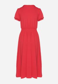 Born2be - Czerwona Sukienka Rozkloszowana z Wiskozą z Poduszkami w Ramionach Awerla. Okazja: na co dzień. Typ kołnierza: dekolt w kształcie V. Kolor: czerwony. Materiał: wiskoza. Długość rękawa: krótki rękaw. Styl: casual, elegancki, klasyczny #2