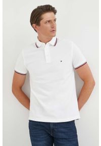TOMMY HILFIGER - Tommy Hilfiger polo męski kolor biały wzorzysty. Okazja: na co dzień. Typ kołnierza: polo. Kolor: biały. Materiał: bawełna, dzianina. Długość: krótkie. Wzór: aplikacja. Styl: casual