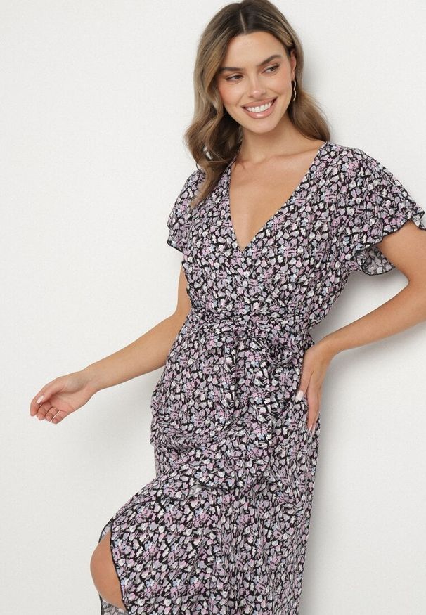 Born2be - Czarno-Różowa Bawełniana Sukienka z Gumką w Talii i Asymetrycznym Dołem Orrizae. Okazja: na co dzień. Typ kołnierza: dekolt kopertowy, kołnierz z falbankami. Kolor: czarny. Materiał: bawełna. Długość rękawa: krótki rękaw. Sezon: wiosna, lato. Typ sukienki: asymetryczne. Styl: casual, elegancki