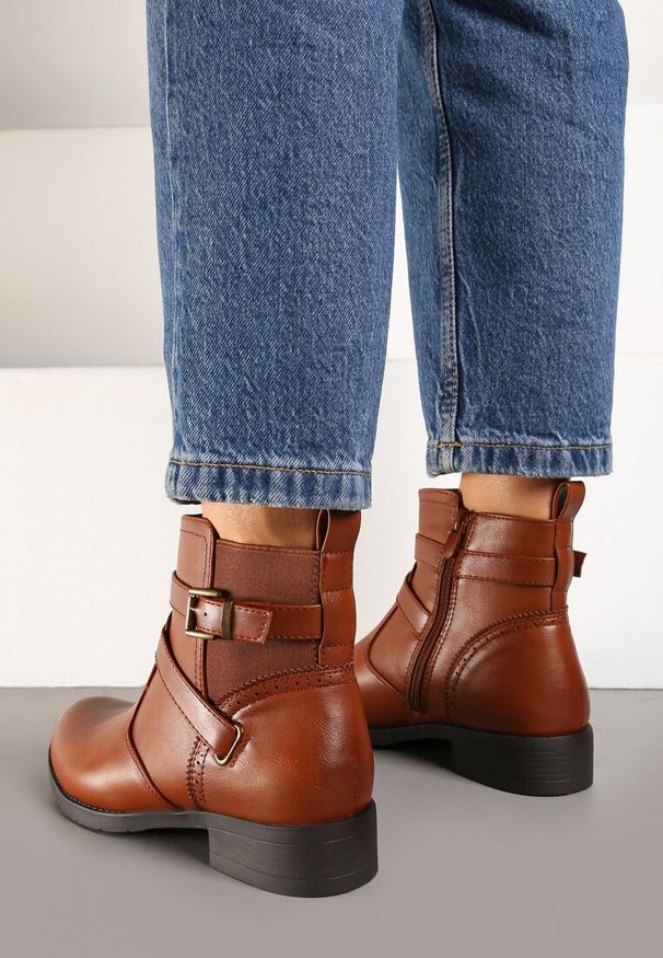 Born2be - Jasnobrązowe Botki Sztyblety Zdobione Paskami z Klamerkami Delrith. Okazja: na co dzień. Zapięcie: pasek. Kolor: brązowy. Materiał: jeans. Wzór: aplikacja. Obcas: na obcasie. Styl: elegancki, casual. Wysokość obcasa: średni