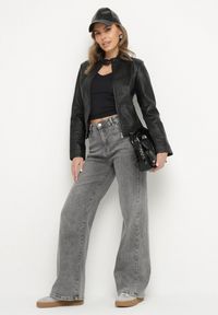 Born2be - Czarna Taliowana Kurtka Ramoneska ze Stójką w Motocyklowym Stylu Elovira. Okazja: na co dzień, na imprezę. Typ kołnierza: kołnierzyk stójkowy. Kolor: czarny. Materiał: jeans. Styl: klasyczny, casual #2