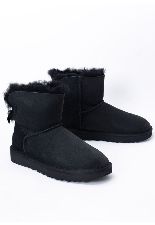 Ugg - Buty zimowe damskie UGG W Mini Bailey Bow II. Okazja: na plażę, na co dzień. Wysokość cholewki: przed kostkę. Kolor: czarny. Materiał: zamsz, materiał, wełna. Szerokość cholewki: normalna. Wzór: aplikacja. Sezon: zima. Styl: młodzieżowy, elegancki, casual, klasyczny