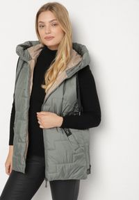 Born2be - Zielona Pikowana Kamizelka z Kapturem i Sznurkami Imvila. Okazja: na co dzień. Typ kołnierza: kaptur. Kolor: zielony. Materiał: jeans. Wzór: aplikacja. Styl: klasyczny, casual, elegancki #3