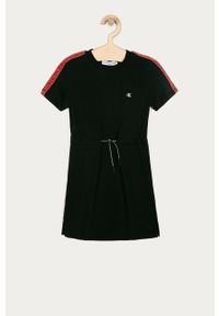 Calvin Klein Jeans - Sukienka dziecięca 104-176 cm. Kolor: czarny. Materiał: bawełna, dzianina, elastan. Długość rękawa: krótki rękaw. Wzór: aplikacja. Typ sukienki: rozkloszowane. Długość: mini #1