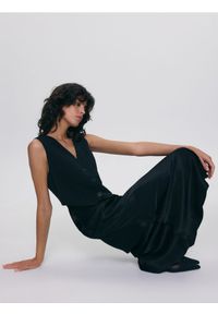 Reserved - Sukienka midi z wiskozy - czarny. Kolor: czarny. Materiał: wiskoza. Długość: midi #1