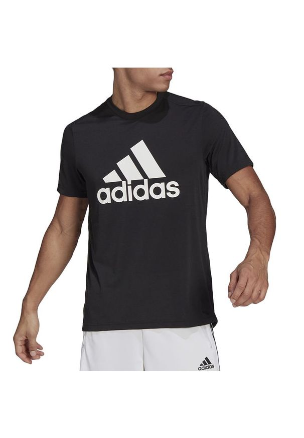 Adidas - Koszulka adidas Aeroready Designed 2 Move Feelready Sport Logo GT3109 - czarna. Kolor: czarny. Materiał: materiał, bawełna, dresówka, poliester. Długość rękawa: krótki rękaw. Długość: krótkie. Sport: fitness