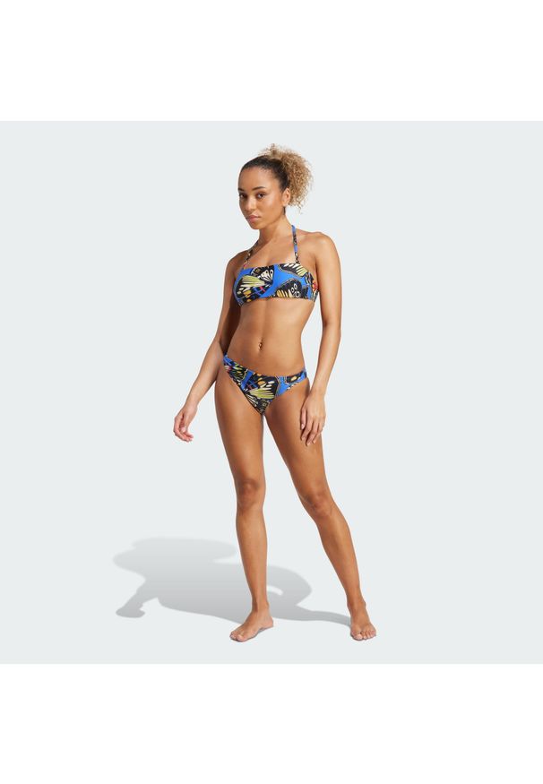 Adidas - Komplet bikini z topem bandeau adidas x FARM. Kolor: beżowy, wielokolorowy, niebieski. Wzór: kolorowy, nadruk