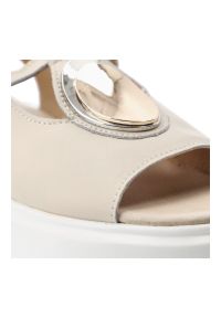 S.Barski - Sandały damskie S. Barski, na platformie skórzane z ozdobą i na sprzączkę, beżowe, GR51-603. Okazja: na co dzień. Zapięcie: sprzączka. Kolor: beżowy. Materiał: skóra. Wzór: aplikacja. Sezon: lato. Obcas: na platformie. Styl: casual, elegancki #6