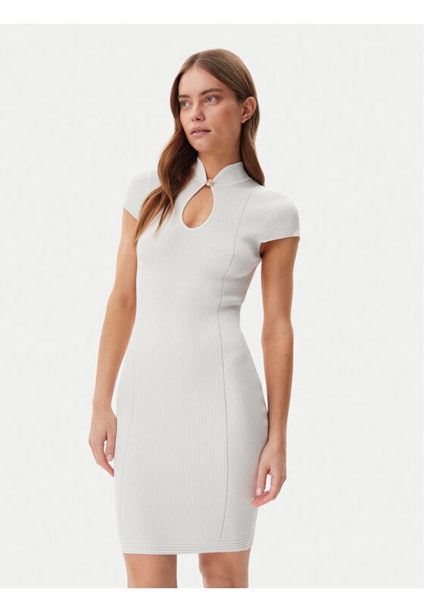 Guess Sukienka dzianinowa W5GK46 Z3L10 Écru Slim Fit. Materiał: wiskoza
