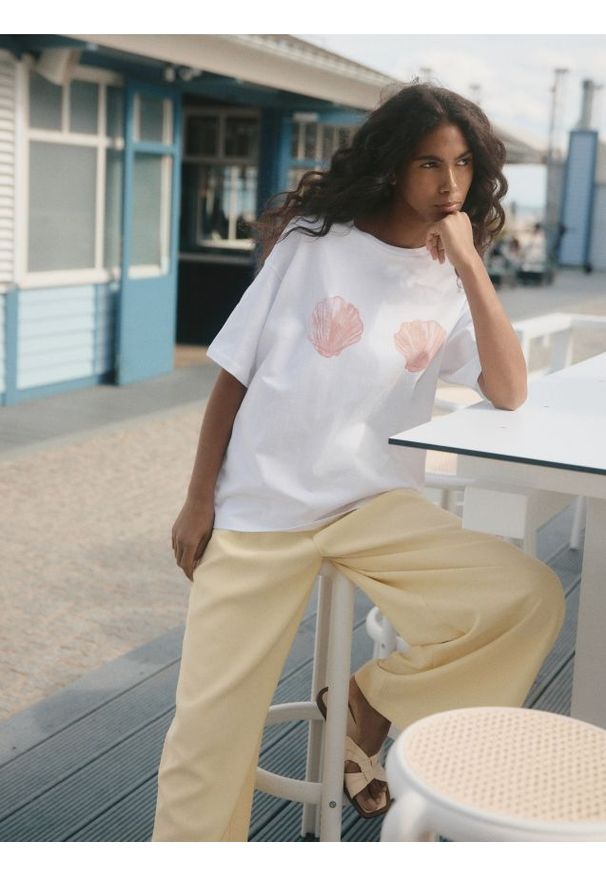 Reserved - Bawełniany t-shirt z nadrukiem - biały. Kolor: biały. Materiał: bawełna. Wzór: nadruk