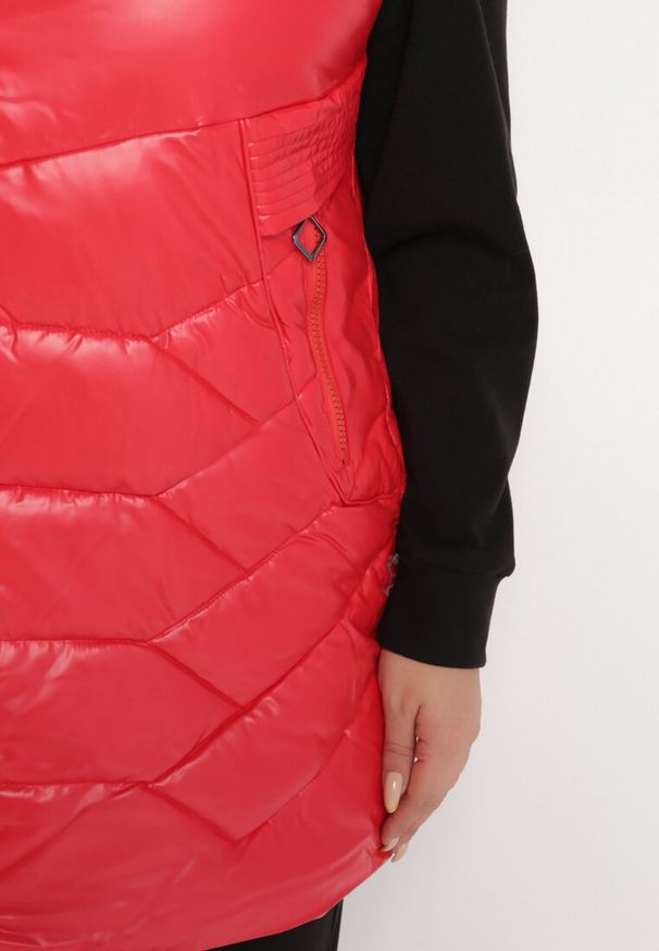 Born2be - Czerwona Połyskująca Kamizelka Bezrękawnik z Pikowaniem o Przedłużonym Fasonie Leonessa. Kolekcja: plus size. Kolor: czerwony. Materiał: materiał. Długość rękawa: bez rękawów