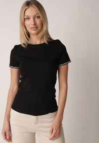 Born2be - Czarny Bawełniany T-shirt z Cyrkoniami przy Rękawach Pronolea. Okazja: na co dzień. Kolor: czarny. Materiał: bawełna. Wzór: aplikacja. Styl: casual, klasyczny #1