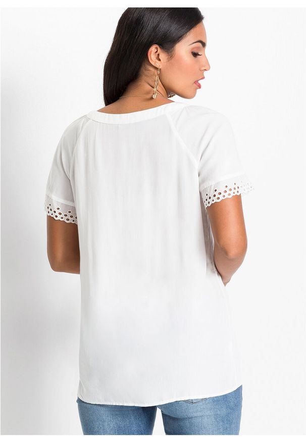 Shirt bluzkowy z ażurową koronką bonprix biel wełny. Kolor: biały. Materiał: koronka, wełna. Wzór: koronka, ażurowy