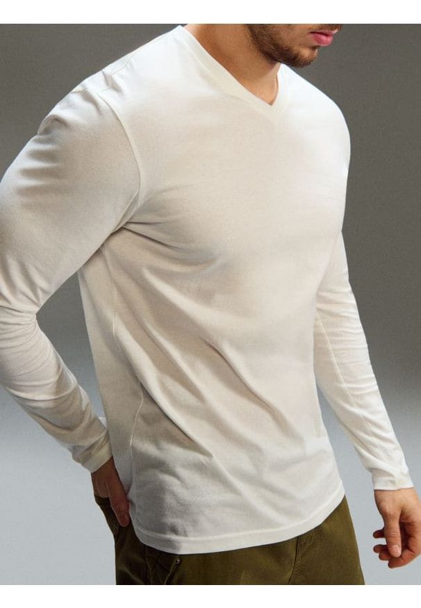 Sinsay - Bawełniana koszulka z długim rękawem i dekoltem V - kremowy. Kolor: kremowy. Materiał: bawełna. Długość rękawa: długi rękaw. Długość: długie