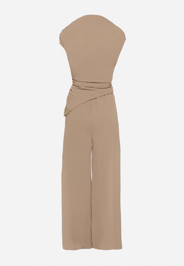 Born2be - Jasnobrązowy Komplet Asymetryczna Bluzka z Marszczeniem i Szerokie Spodnie Filuriela. Kolor: brązowy