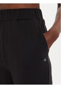 Calvin Klein Jeans Spodnie dresowe J20J224443 Czarny Regular Fit. Kolor: czarny. Materiał: bawełna #4