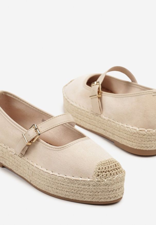 Renee - Beżowe Espadryle z Plecionką i Paskiem Fevolise. Okazja: na co dzień, na plażę, na spacer. Zapięcie: pasek. Kolor: beżowy. Materiał: jeans. Sezon: lato. Obcas: na platformie. Styl: elegancki, casual