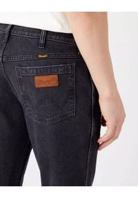 Wrangler - WRANGLER LARSTON MĘSKIE SPODNIE JEANSOWE JEANSY AUTHENTIC BLACK W18S8912V